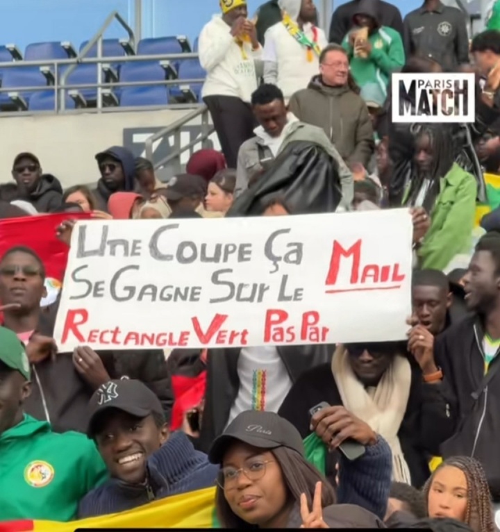 不服！塞内加尔球迷：冠军是在绿茵场上拼来的，不是靠邮件敲定的