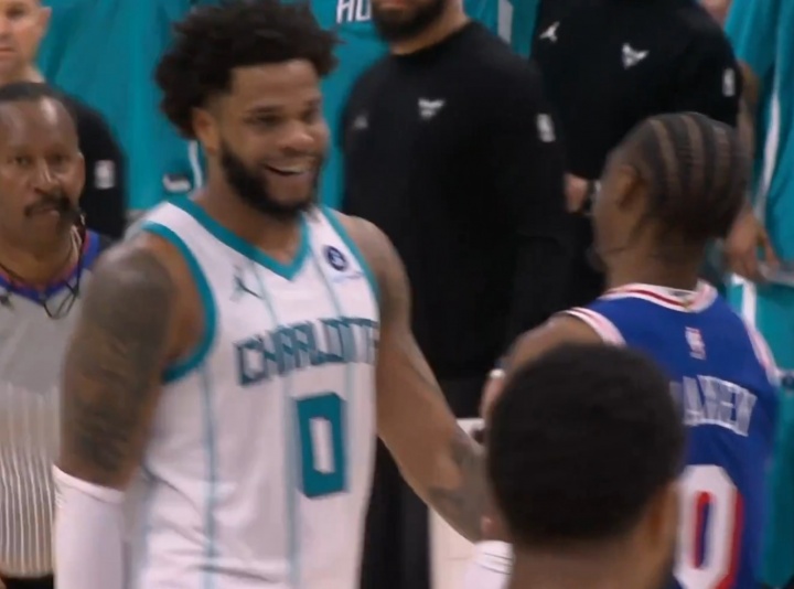 【你怎么看？】恶心兄弟！小乔拒绝与马克西握手 后者指着他邪魅