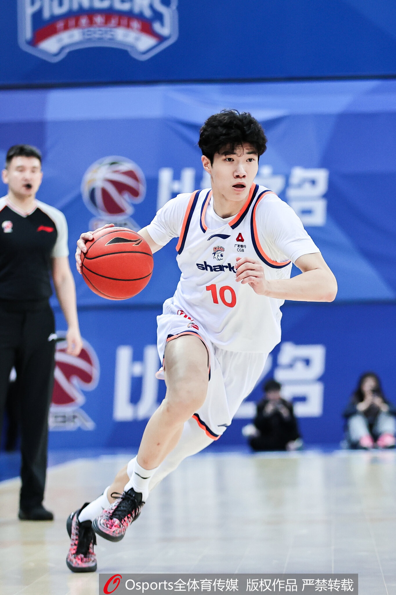直播吧：上海男篮三年B类合同续约偰李永炜！