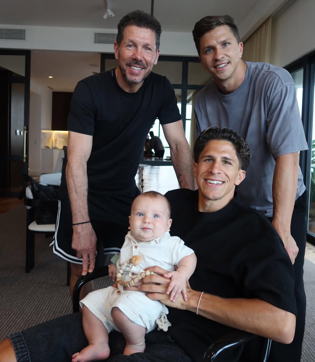 [热点直击]天伦之乐！55岁西蒙尼✨与儿子、女儿、孙子合照，对孙子尤为疼爱(图2)