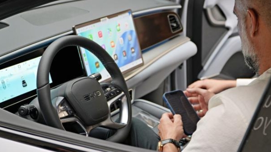 [媒体报道]中国制造！瓜帅在巴⚽塞罗那喜提新车比亚迪(图3)