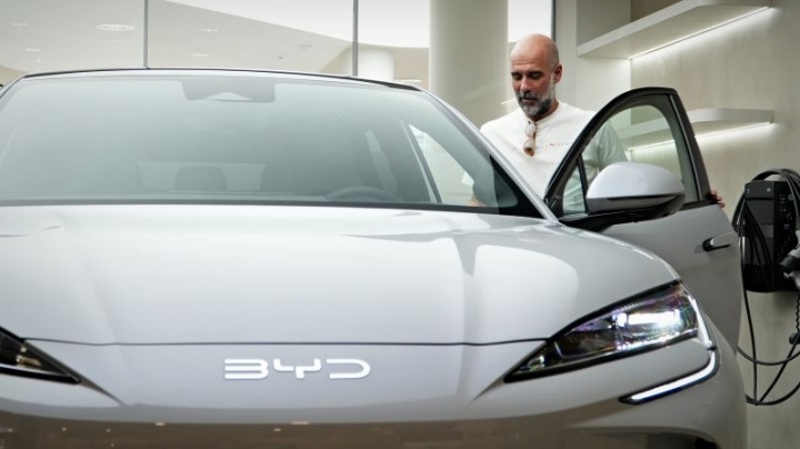 [媒体报道]中国制造！瓜帅在巴⚽塞罗那喜提新车比亚迪(图1)