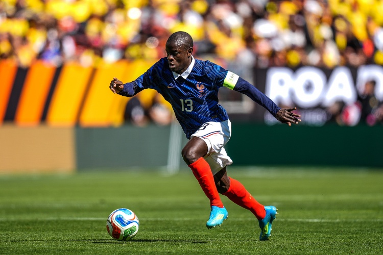 【焦点新闻】谁还不是个亿元！35岁坎特6抢断+最多触球全场飞