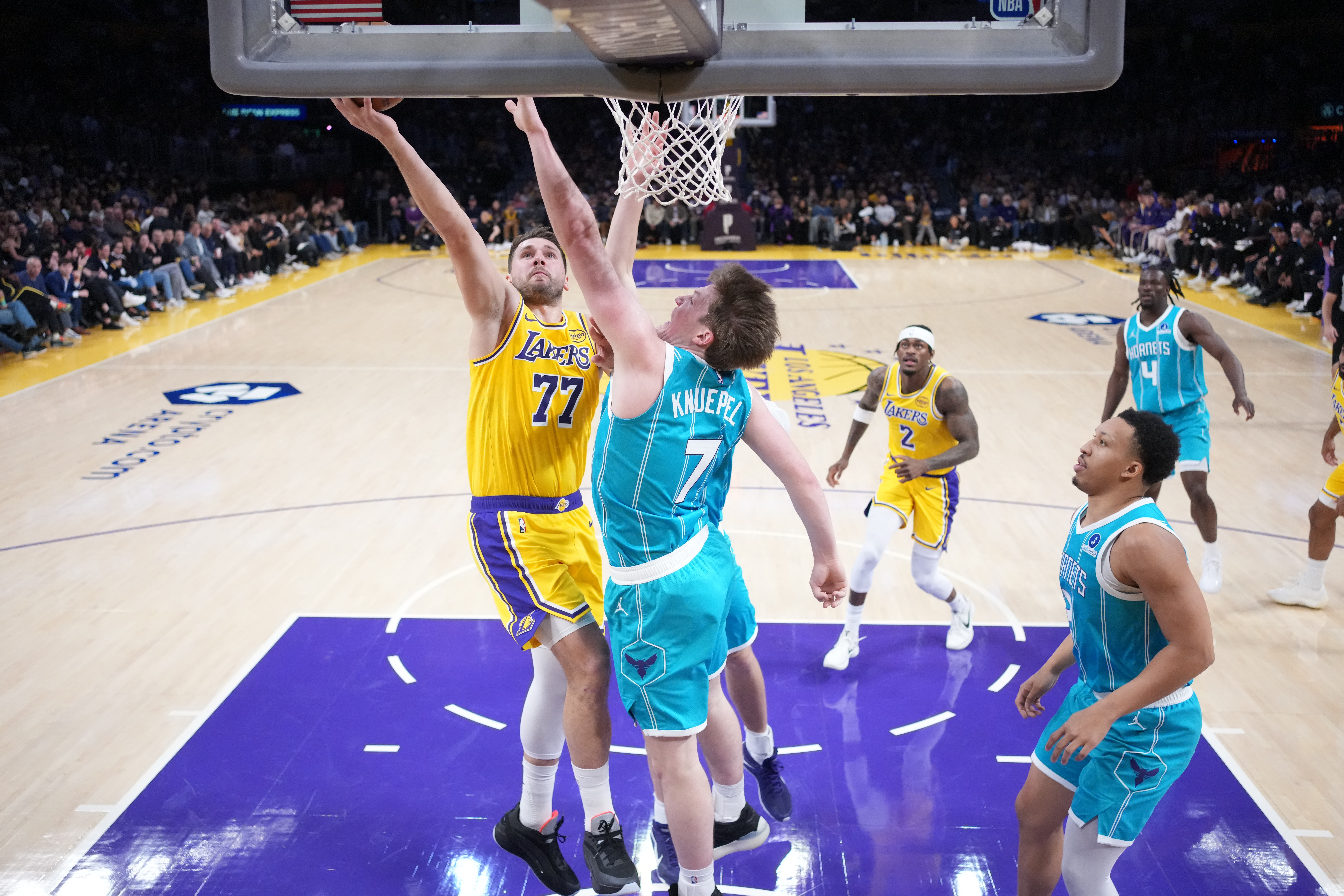 [体坛头条]三分王竞争~克尼佩尔本季已轰进261记三分领跑全联盟 东契奇253记(图1)