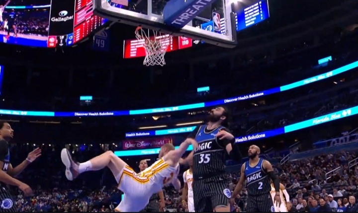 [新闻前线]比塔泽身后拉拽❗兰代尔致其膝盖着地 2级恶意驱逐！丹尼尔斯吃T！(图1)