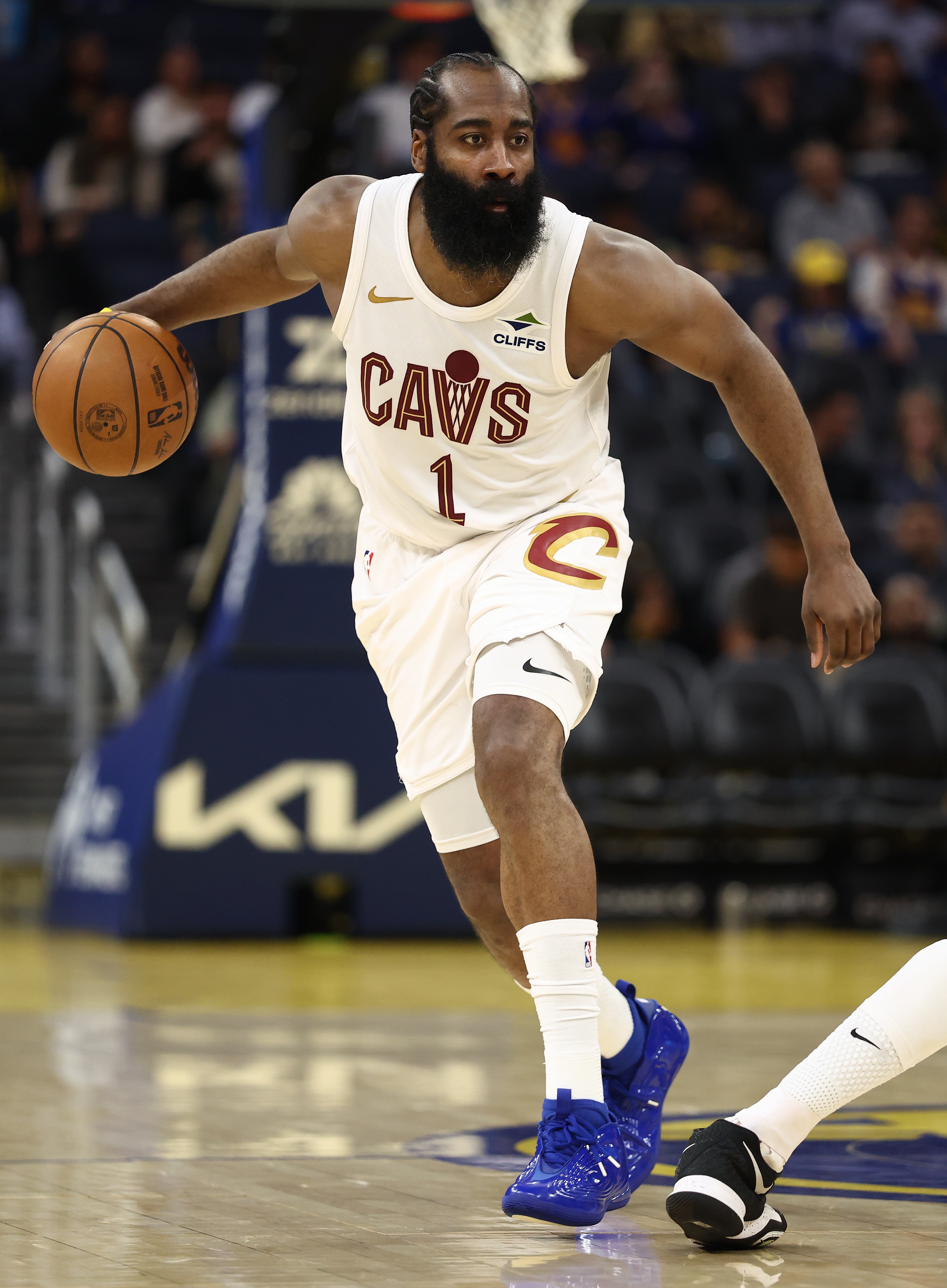 [哈登]哈登谈技犯后稳住局面：我们冷静了下来 季后赛这种情况