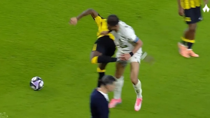 背身撩阴腿迪亚比拼抢中背身精准踢中对手腹股沟，被直红罚下