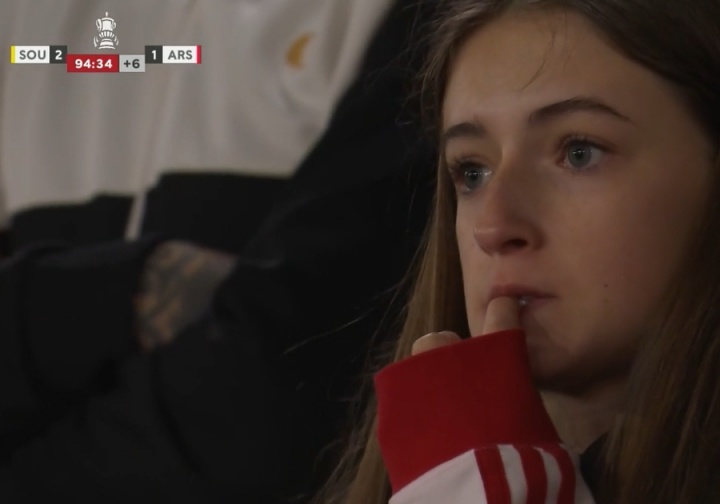 【最新速递】枪迷落泪！阿森纳被绝杀，小球迷拿衣角抹泪，女球迷