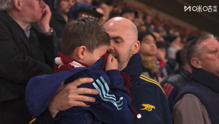 [体坛热点]枪迷落泪！阿森纳被绝杀，小球迷拿衣角抹泪，女球迷