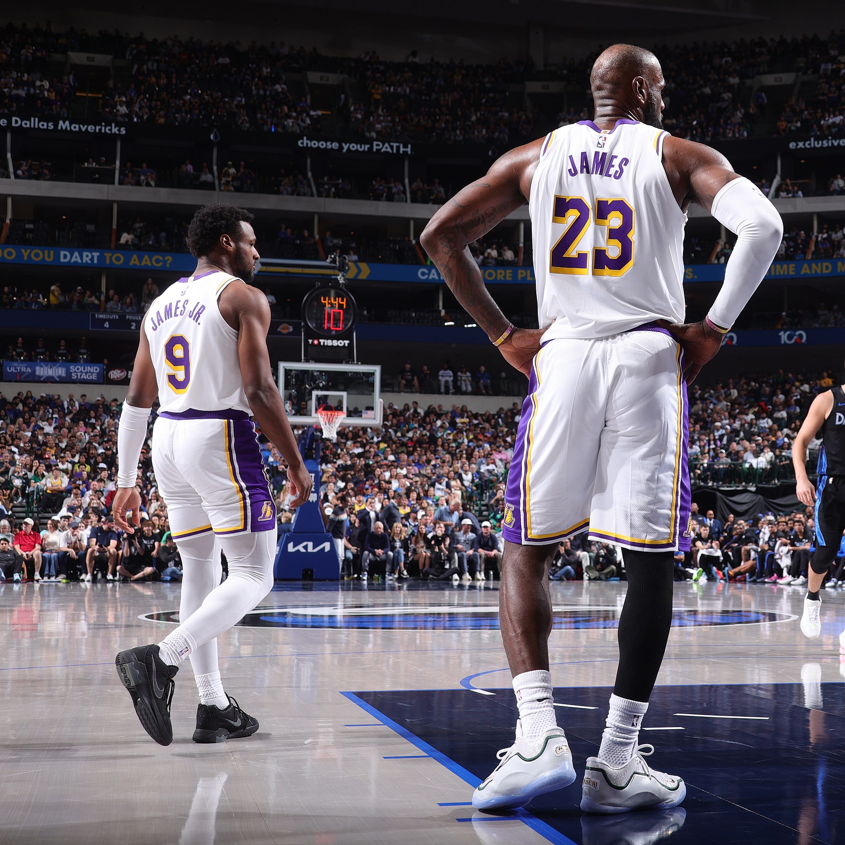 【你怎么看？】詹姆斯：今晚我们在进攻端表现很好 全队有36次