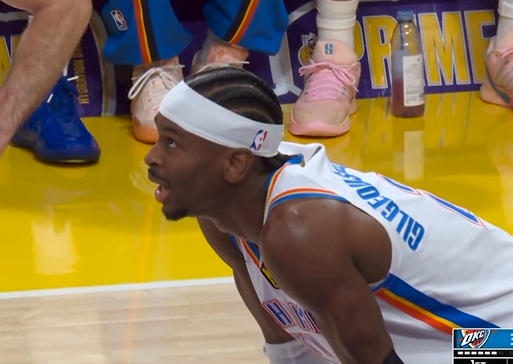 [体育风云]亚历山大扑防范德彪三分出手被吹打手 雷霆挑战失败&后者三罚不中⬇️(图2)