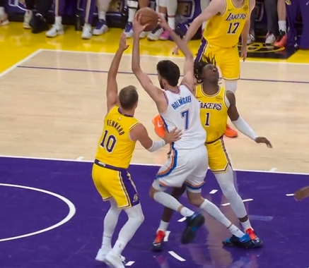 [看点来袭]打两场伤三个！蒂耶罗被切特肘到面部返回更衣室 湖人挑战成功(图3)