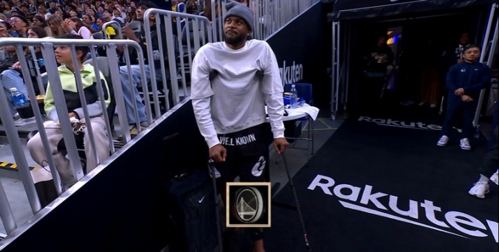 【体育简讯】库里：这也是我们在穆迪术后第一次见到他 球迷为他送上爱与支持(图2)