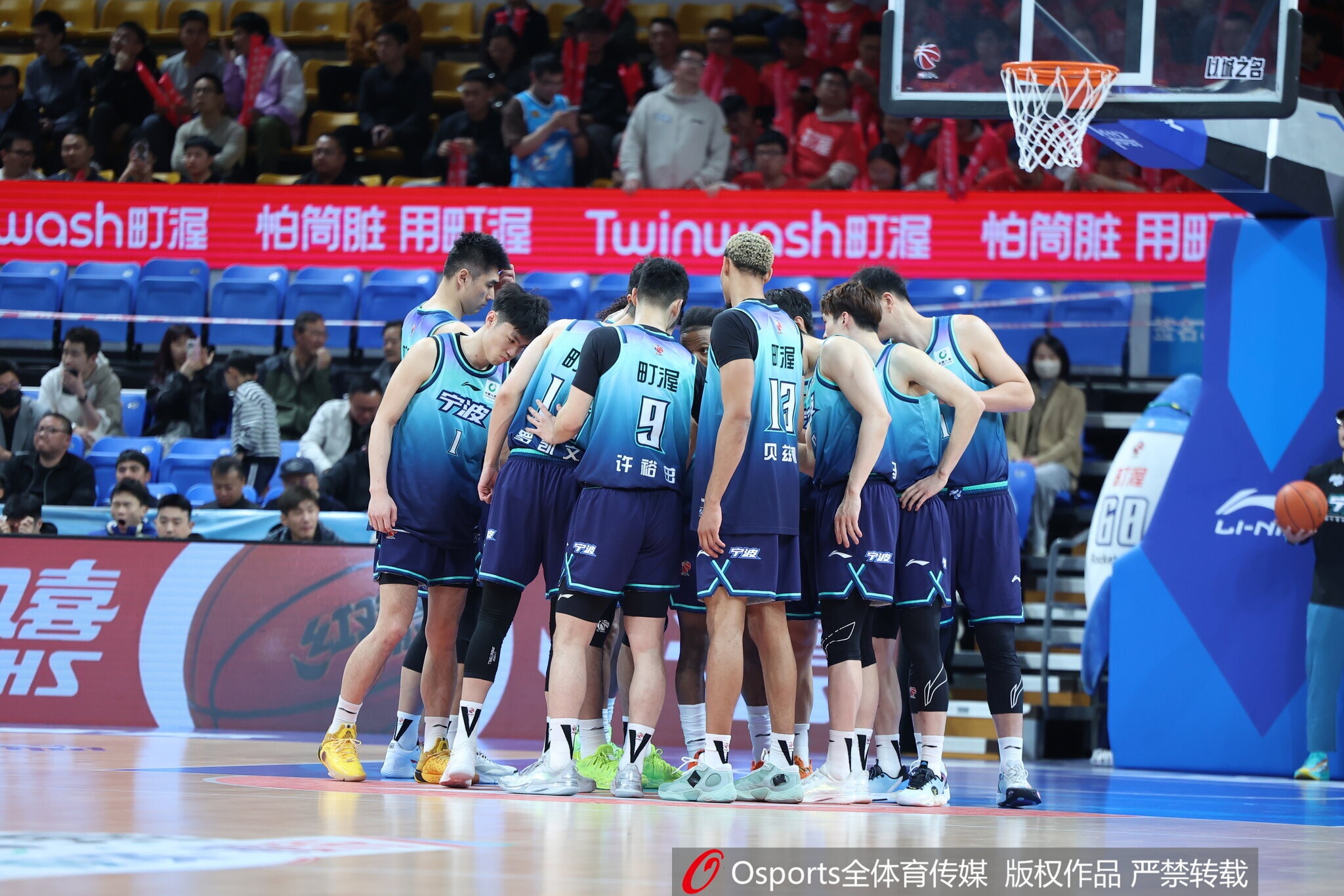 [CBA]砸贝兹利？宁波男篮现场观众向主队球➡️队扔烟盒杂物