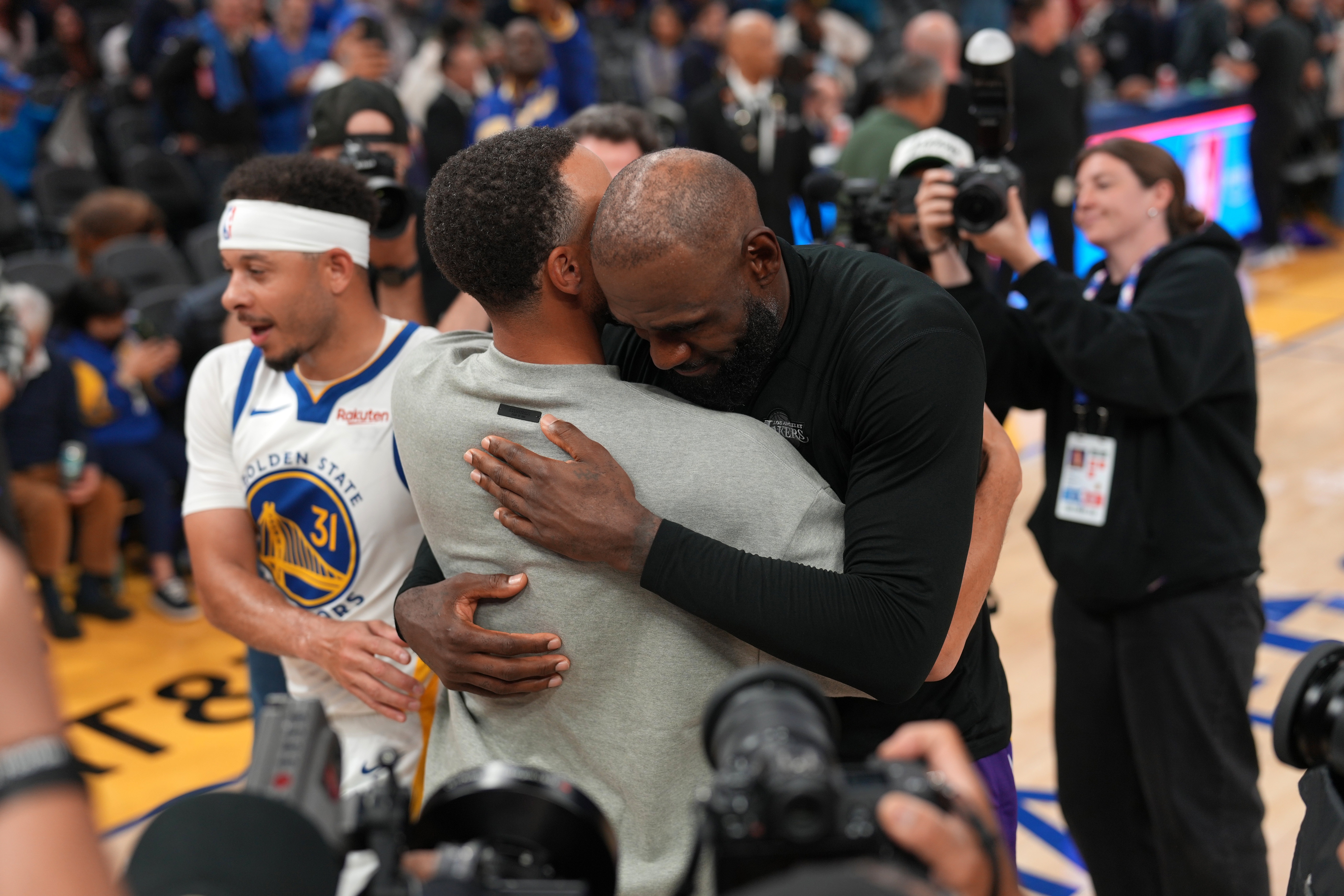 【精彩资讯】詹姆斯：我和库里的交情延续18年 我们之间充满尊重(图1)