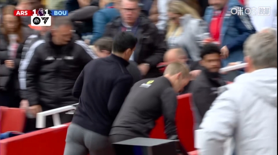 有何计策？阿尔特塔低头记小笔记，半场哨响后立马小跑回更衣室