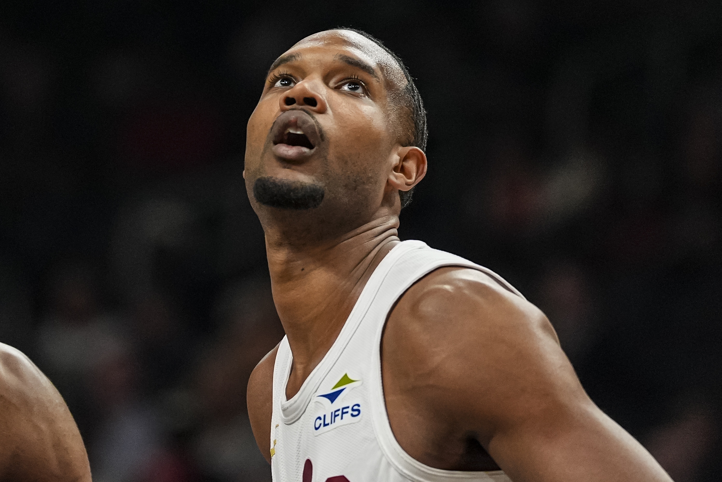 [体坛头条]莫布里：猛⬇️龙兼具高度与体型我们要匹配其强度 