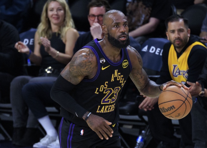 [热点直击]詹姆斯：我努力榨干自己 我有⬆️机会打我热爱的篮球 比赛也在回馈我(图1)