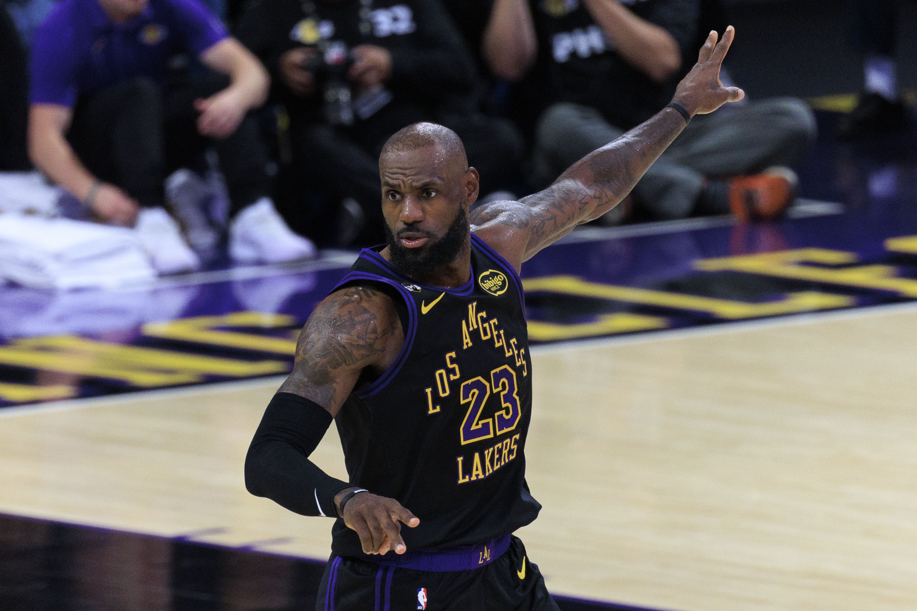 [球迷速览]湖人因东&⚾里受✨伤被看扁 但只要老詹出战他们依然是极具威胁的球队(图1)