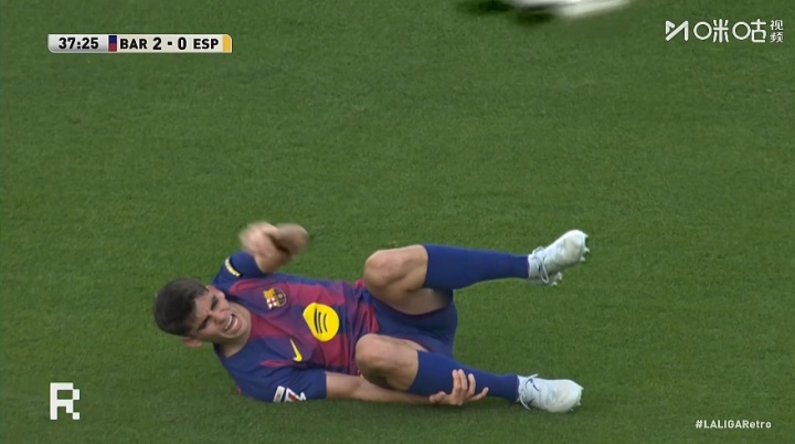 虚惊一场！马丁无对抗情况下突然痛苦倒地，经队医处理继续比赛