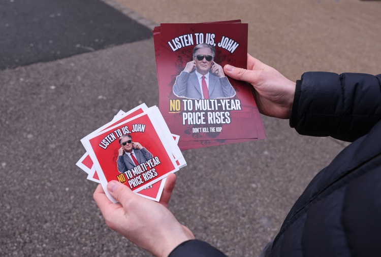 [实时播报]镜报：利物浦球迷组织在主场打出标语，反对俱乐部宣