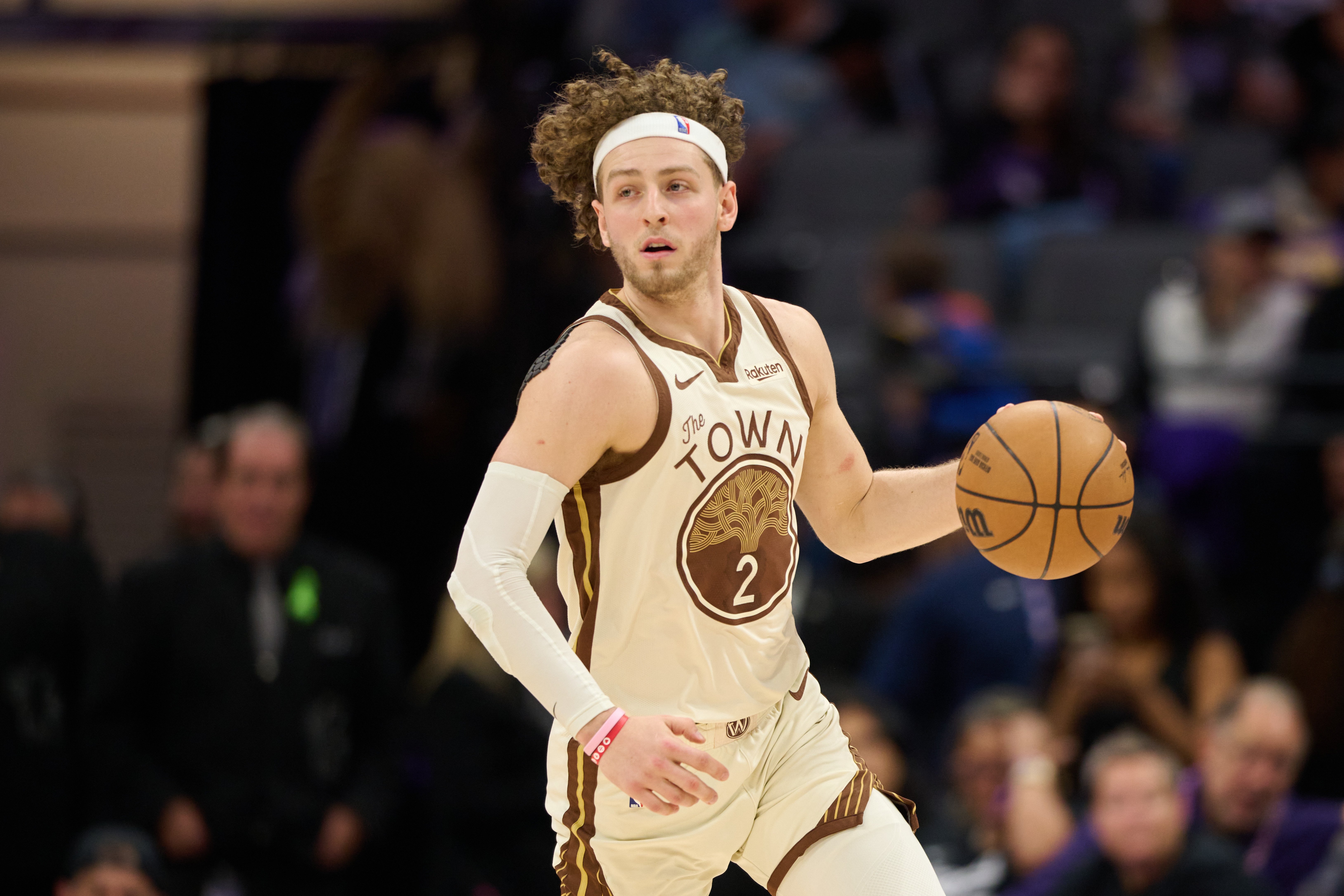 [有趣体育]有资格提前续约！勇记：勇士或将启动续约谈判 争取