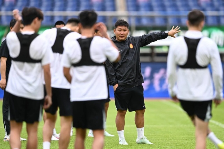 【球迷报道】带出中超最大黑马！他让球迷们“排队道歉”