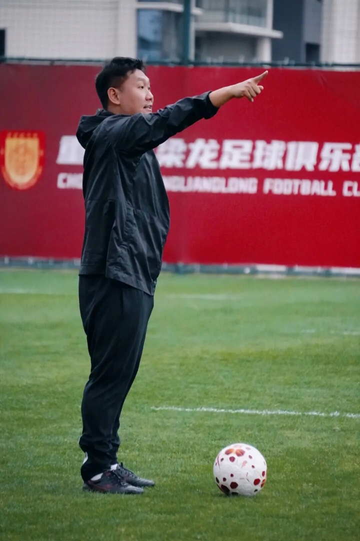 【重庆铜梁龙】带出中超最大黑马！他让球迷们“排队道歉”(图8)