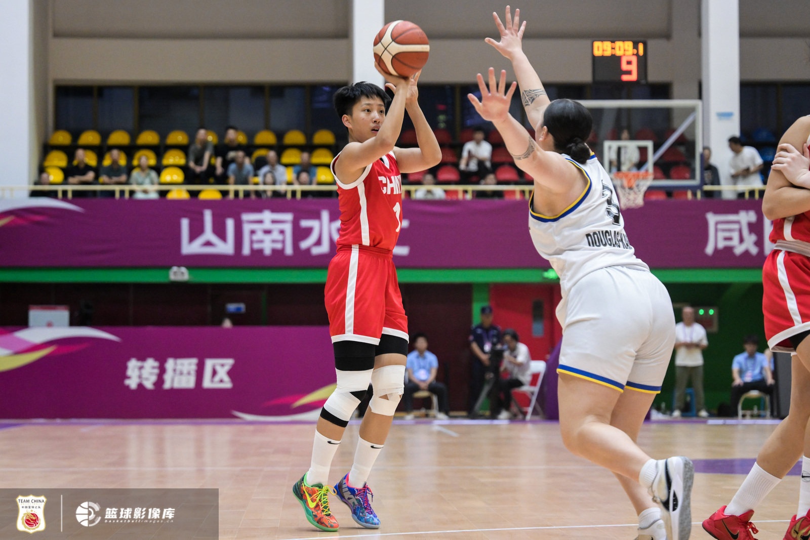 [有趣体育]直播吧：中国女篮之前关注冉珂嘉 但因伤病等问题未