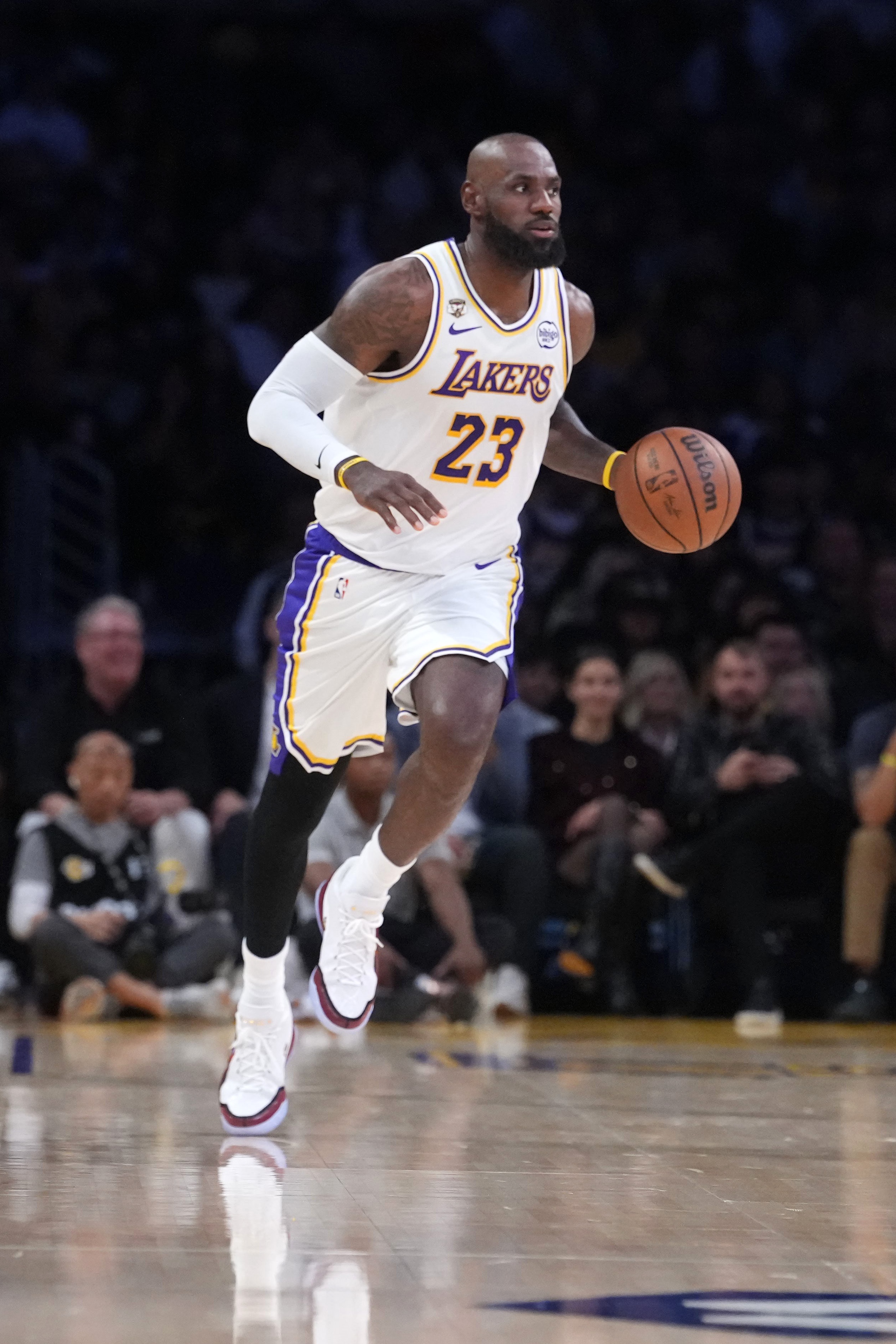 【精彩资讯】19分8板13助！詹姆斯：我必须在各个方面都做出