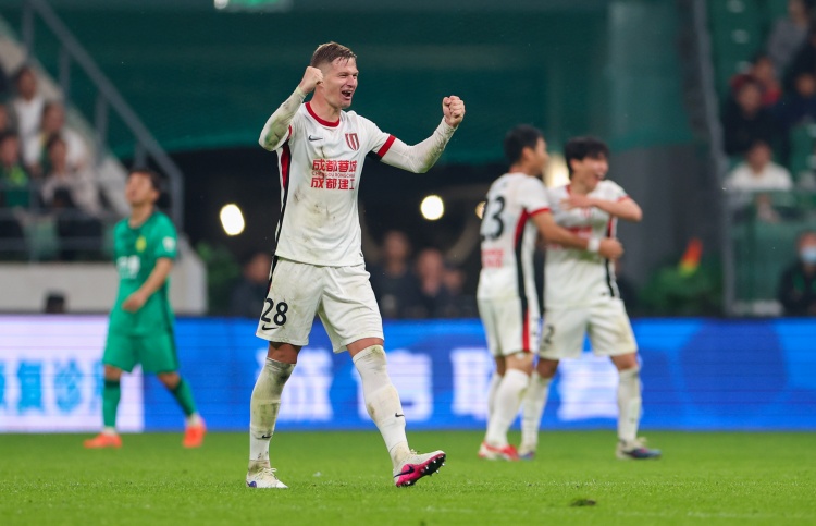 【中国足球】索罗金赞蓉城球迷：一到酒店像是皇马来了，赢国安后