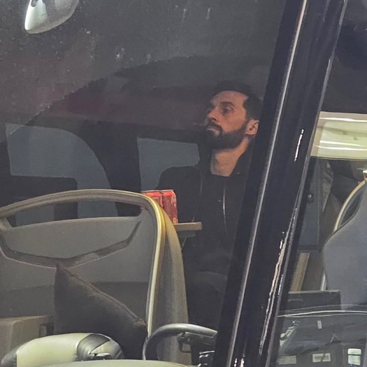 [西甲]em⚾o了！皇马被淘汰，阿韦洛亚⬆️乘坐大巴离开时头靠后座满脸愁容