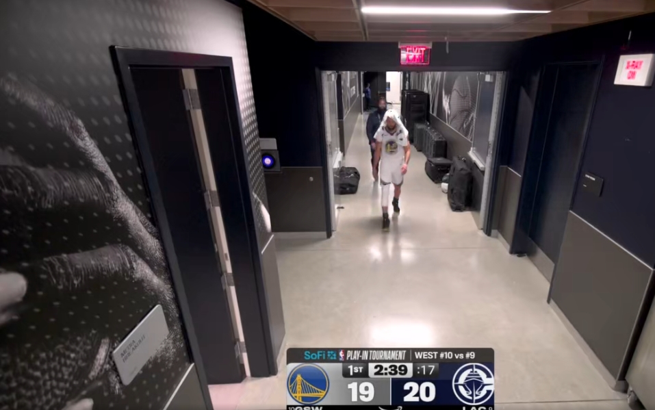 【体育报道】附加赛对阵快船！首节最后阶段库里走回更衣室 目前