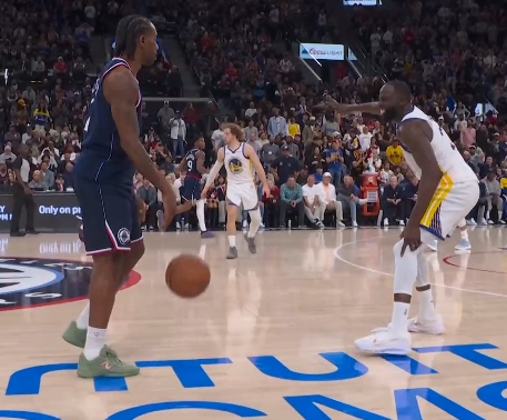 [体育趣闻]给尊重！追梦拖着一条伤腿绝命时刻助⬆️攻库里+抢断边线球+单断小卡(图3)