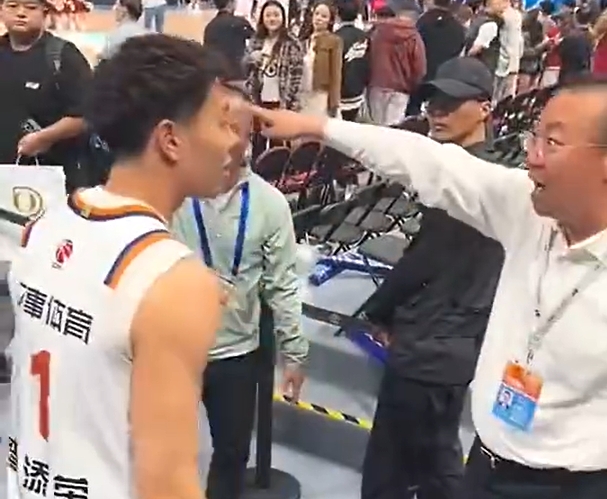 【体育资讯】直播吧：阻挡李添荣的是场馆方维持现场秩序的负责人