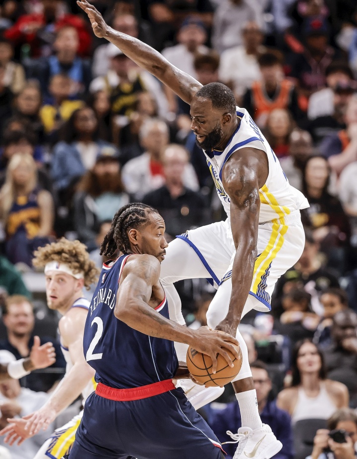 [球迷报道]给尊重！追梦拖着一条伤腿绝命时刻助攻库里+抢断边