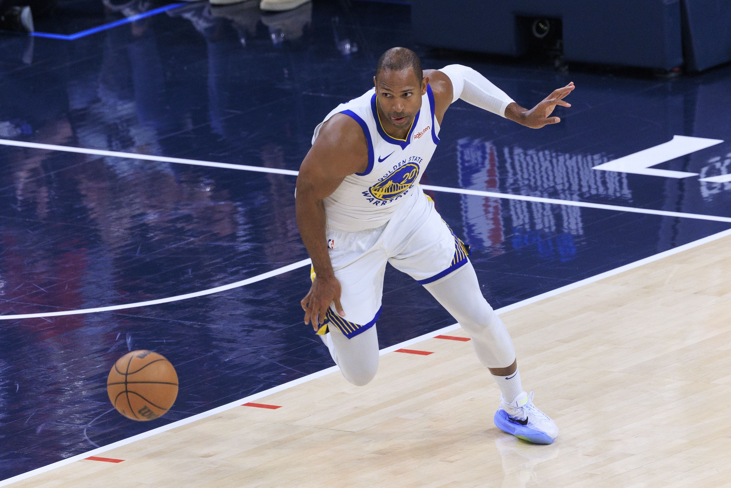 【篮球】末节三分球4中4！霍福德赛后发推激动到飚母语：我们还