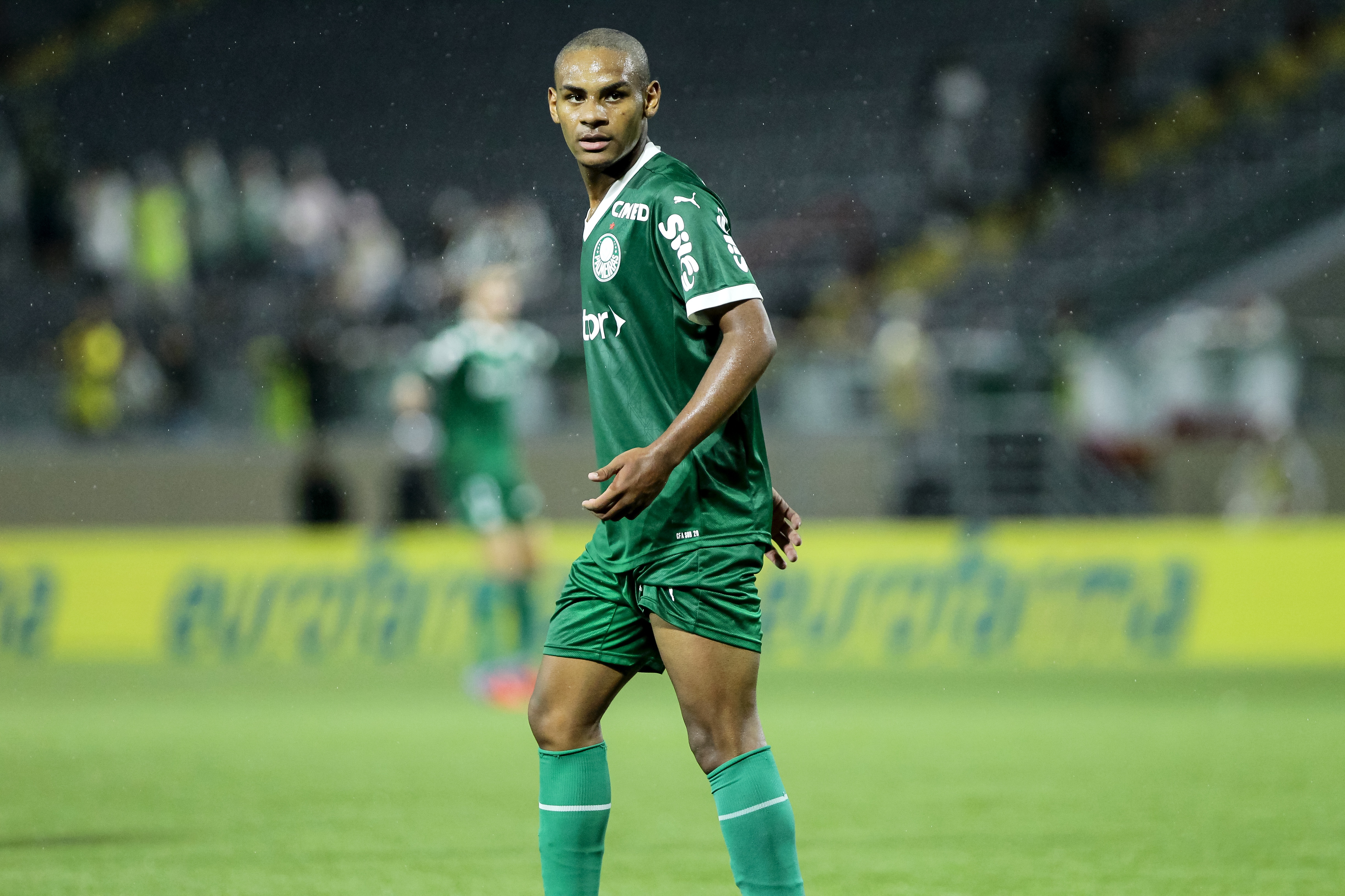 [体育世界]每体：16岁前锋孔塞桑签约经纪人为旅欧作准备 巴