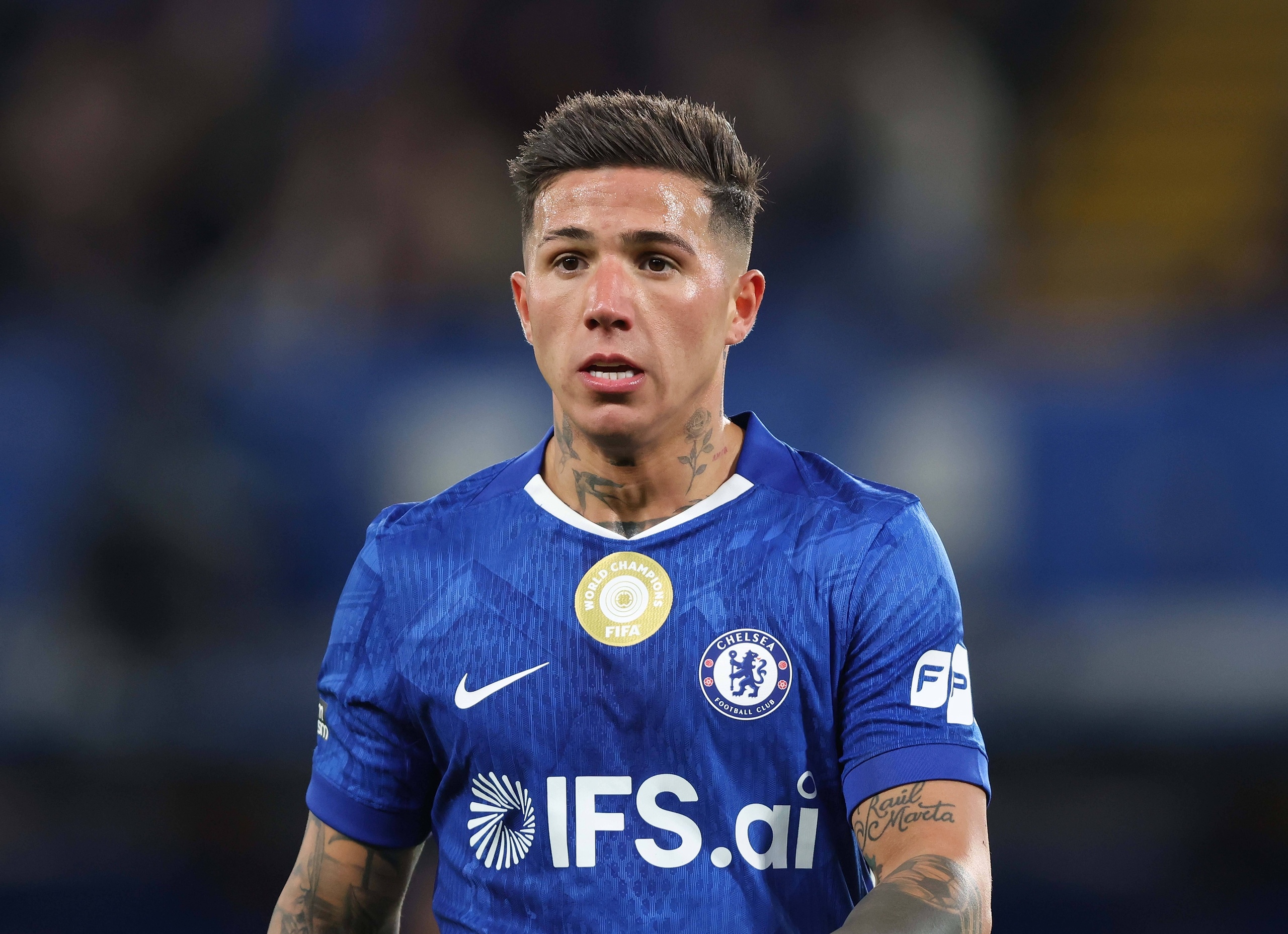 【媒体报道】TA：恩佐对目前的薪水不满意 他对切尔西未来发展