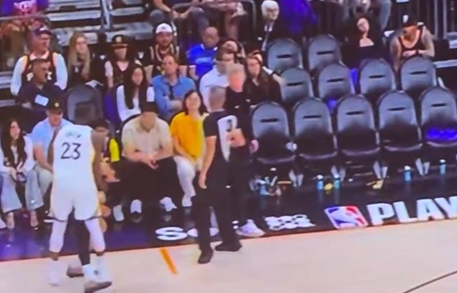 在追梦和布克被驱逐前 追梦曾在一次防守回合直拳击中布克腹部