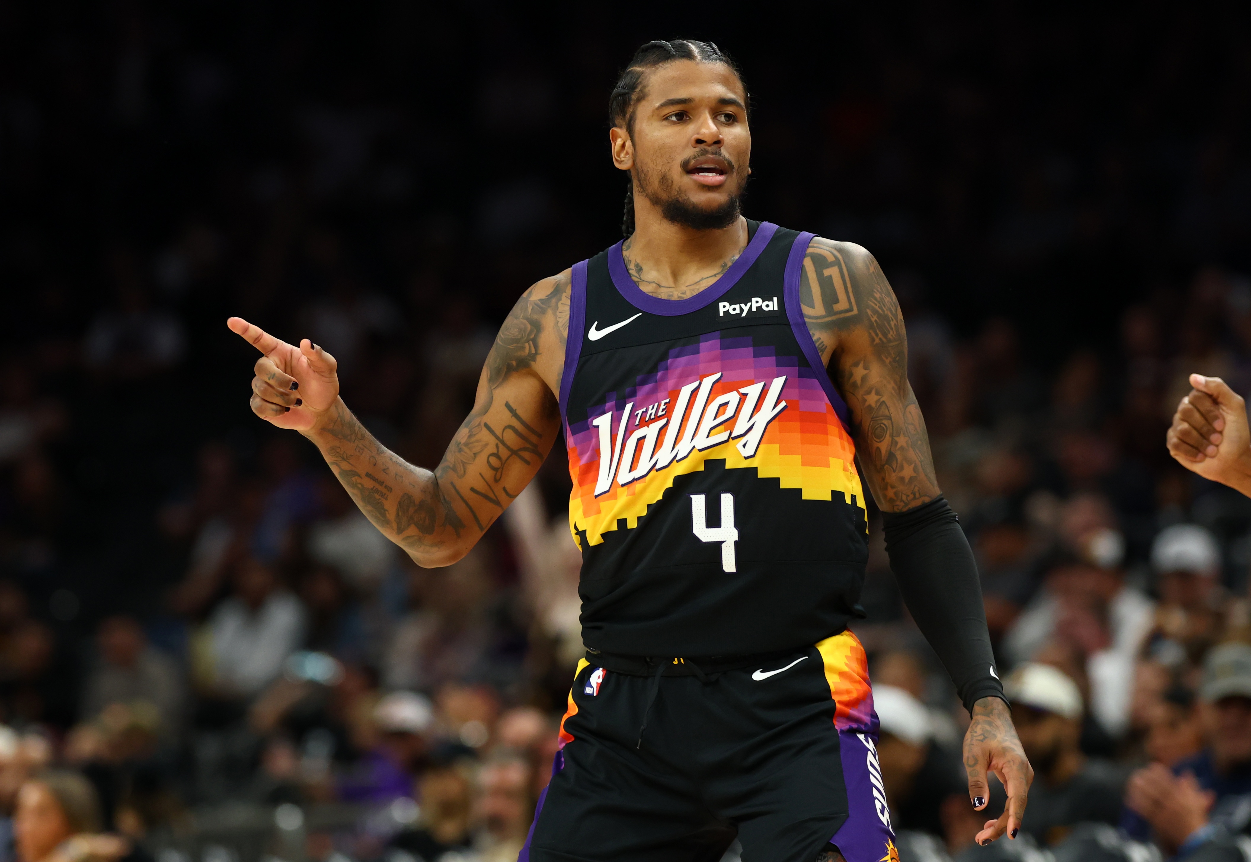 【体育简讯】杰伦·格林过去两场季后赛场均19分 此前两✨场附