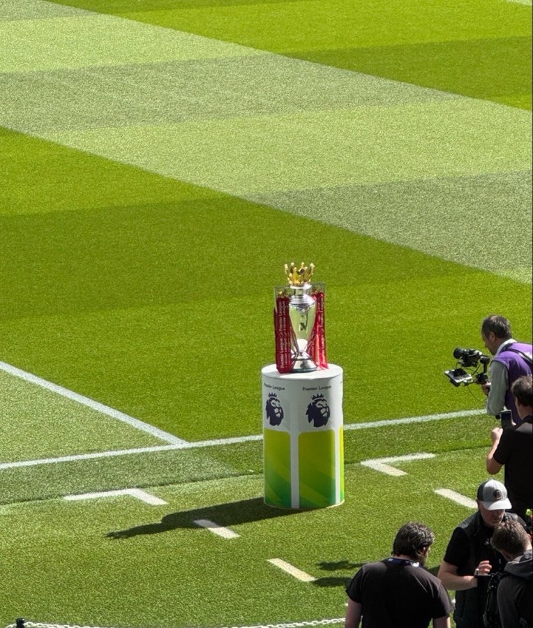 [最新体报]真决赛！曼城vs阿森纳大战在即，英超冠军奖杯已经抵达现场！(图1)