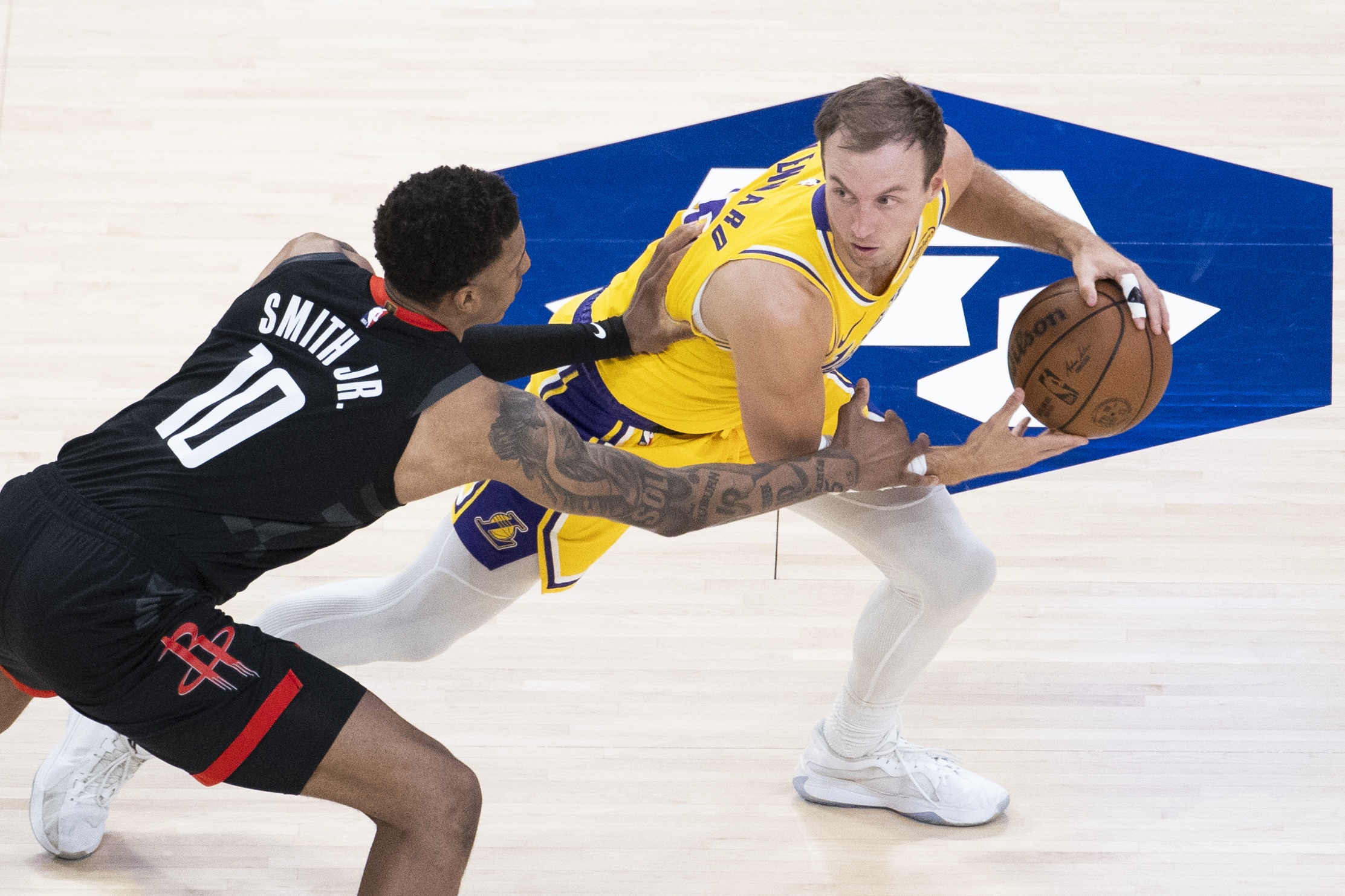 [湖人]詹姆斯：肯纳德镇定自若出手及时 他也为我们担当控球手