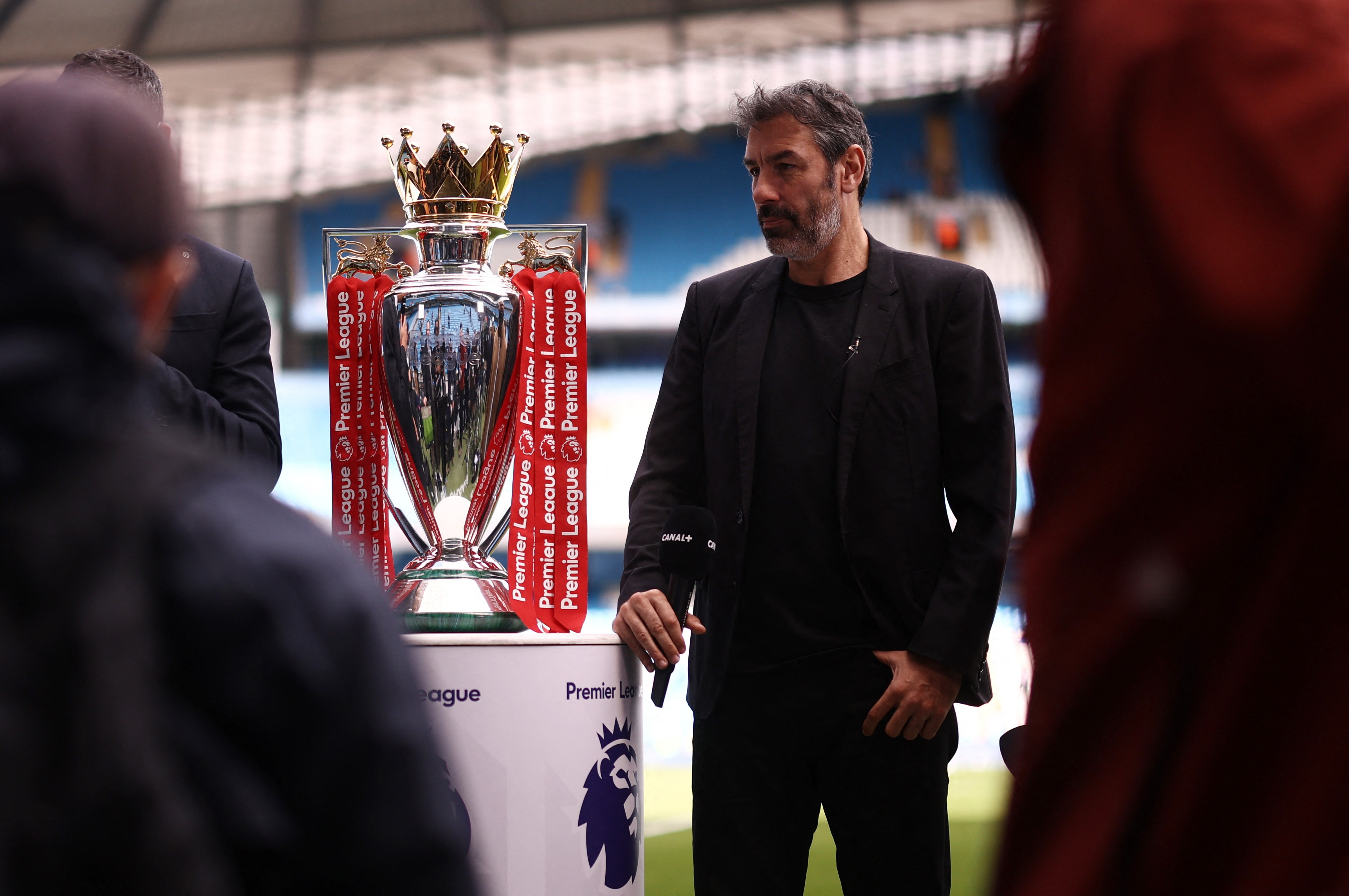 [最新体报]真决赛！曼城vs阿森纳大战在即，英超冠军奖杯已经抵达现场！(图2)