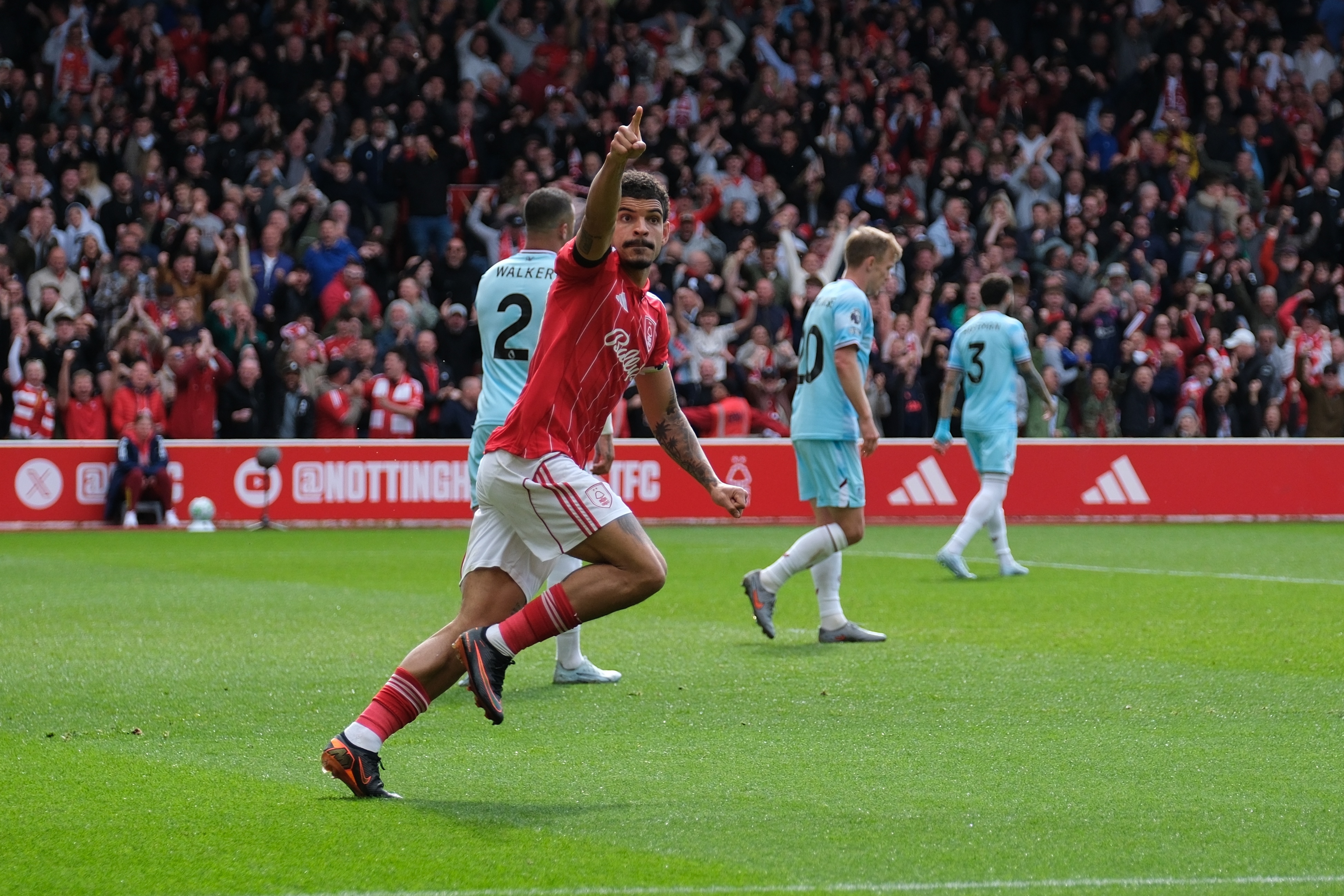 【体育消息】真要逼死热刺？吉布斯-怀特戴帽森林5轮⬇️不败，