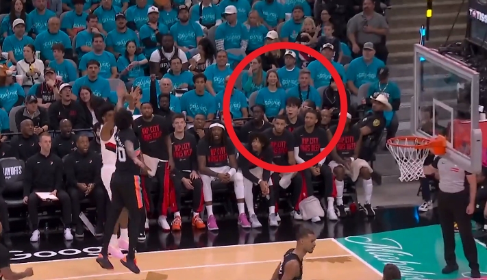 感受下氛围！亨德森三分轰进 小杨在替补席第二排O型嘴感叹