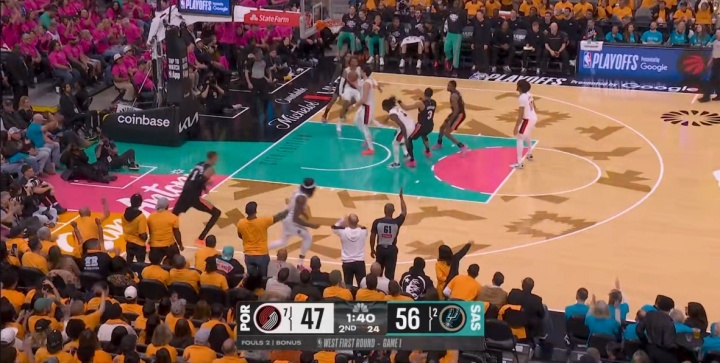 玩不玩啊？文班先是隔着两个人放进 再来超级大漂移三分！