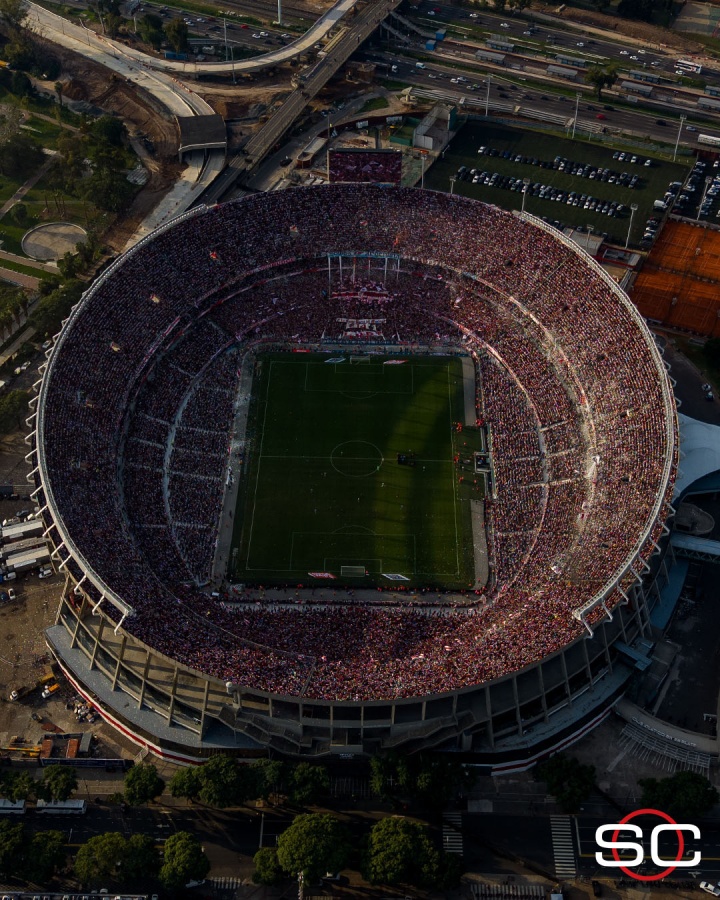 震撼！阿根廷超级德比在纪念碑球场打响，超8万人高歌呐喊助威