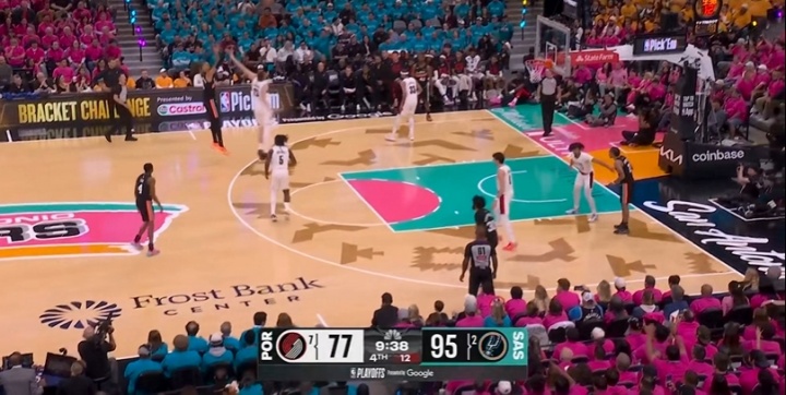 太狠了！文班站帽后 三分&篮下2+1&极限打板连得9分