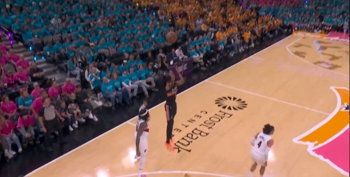 [体坛热点]文班拆炸弹撤步三分再轰进！35分超邓肯 队史季后赛首秀得分纪录(图2)